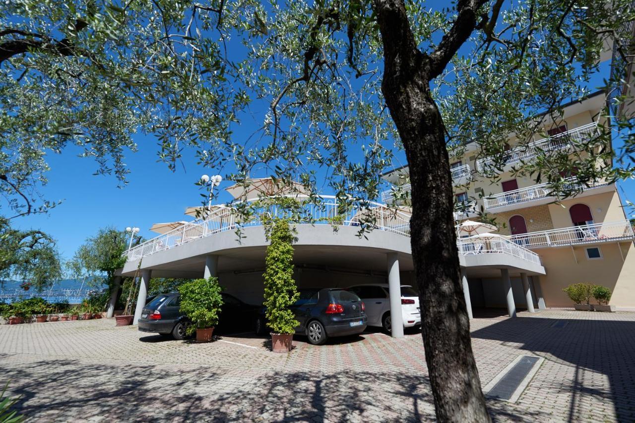 Hotel Benacus Torri Del Benaco Buitenkant foto