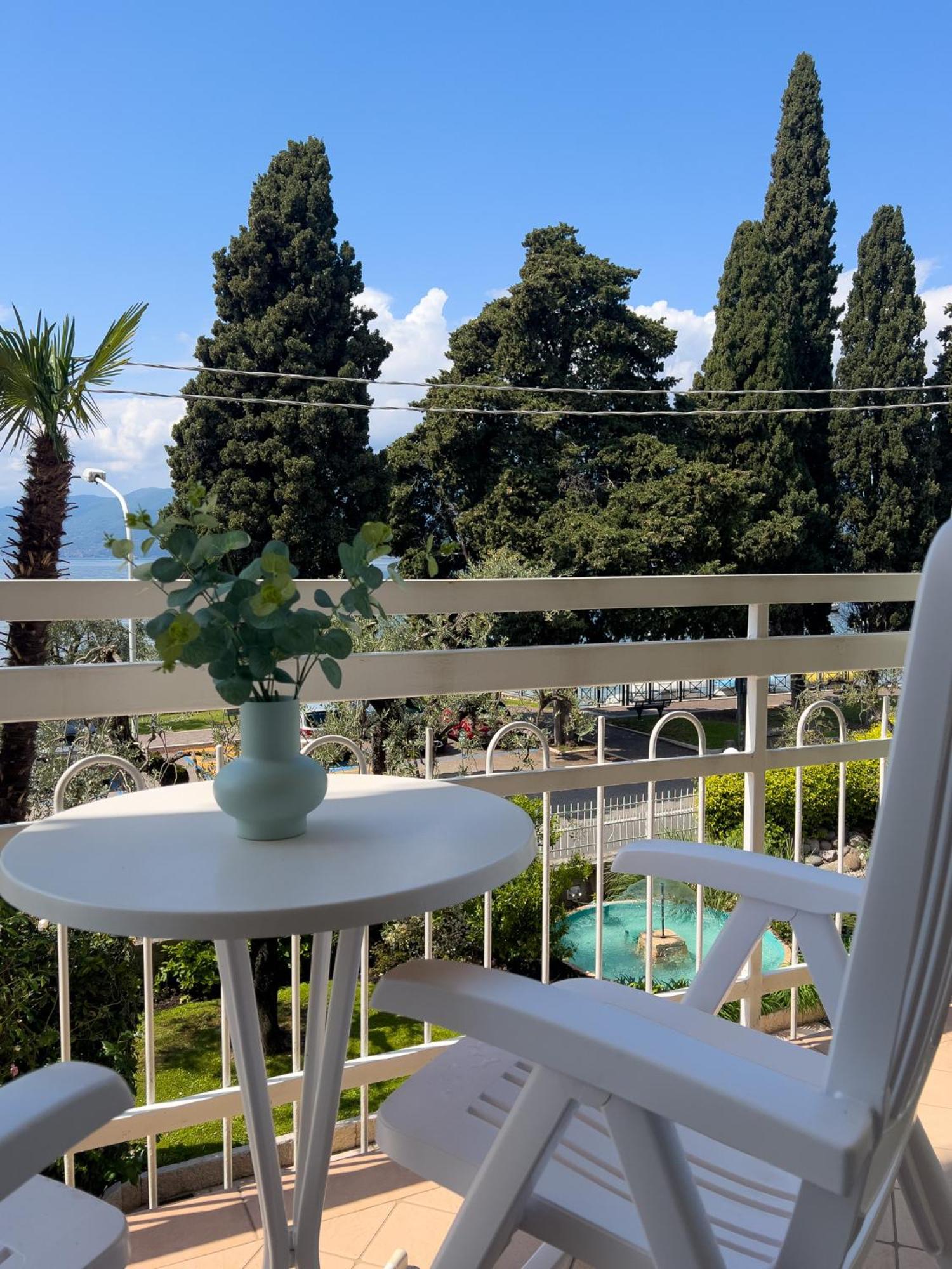 Hotel Benacus Torri Del Benaco Buitenkant foto