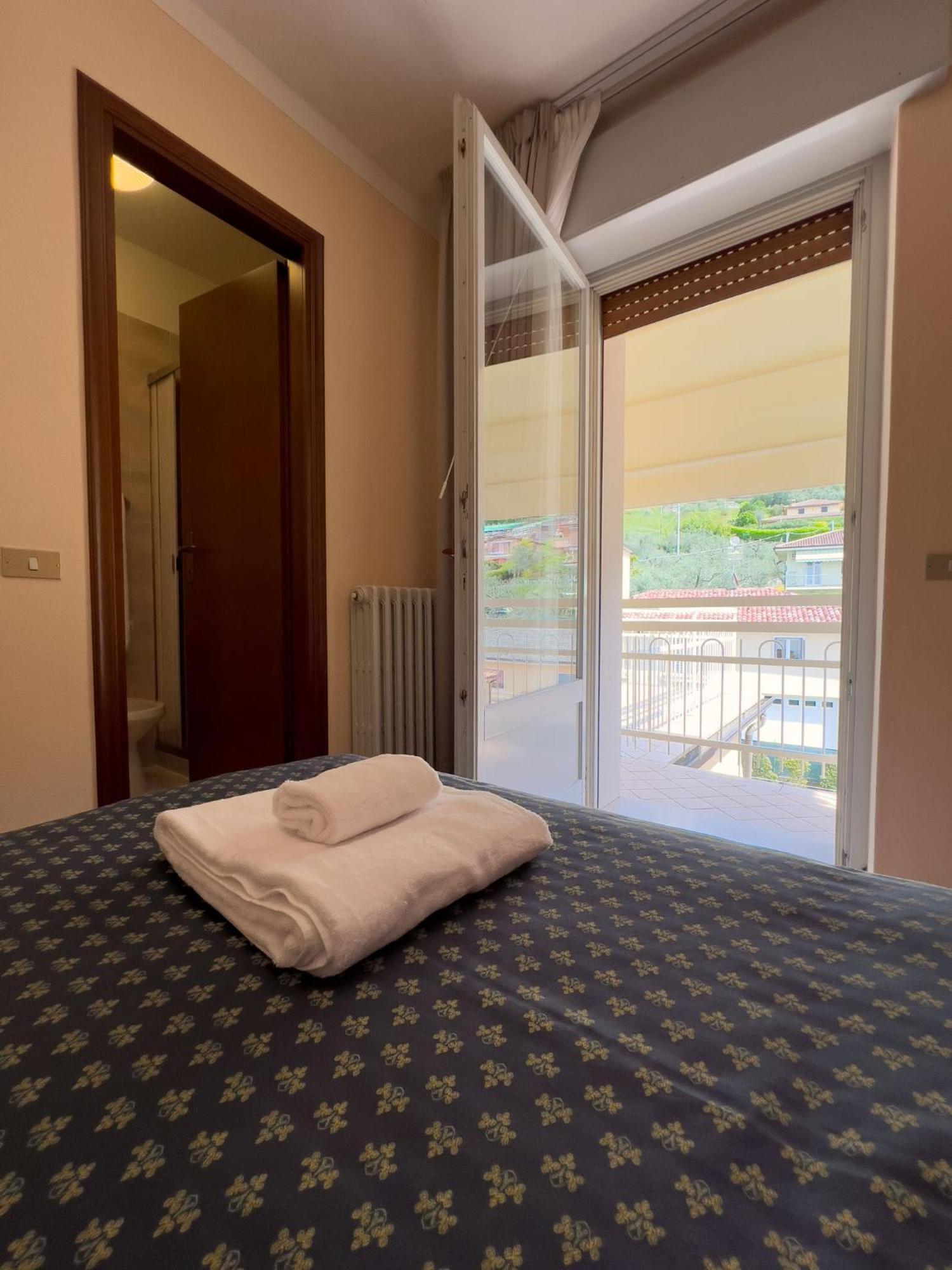 Hotel Benacus Torri Del Benaco Buitenkant foto