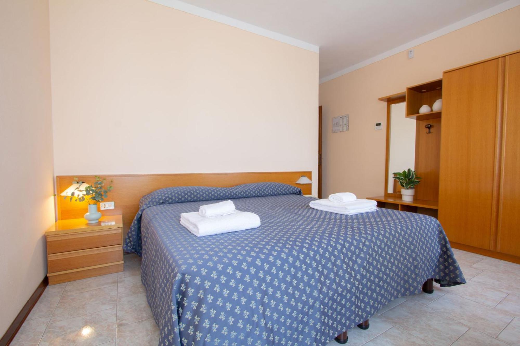 Hotel Benacus Torri Del Benaco Buitenkant foto