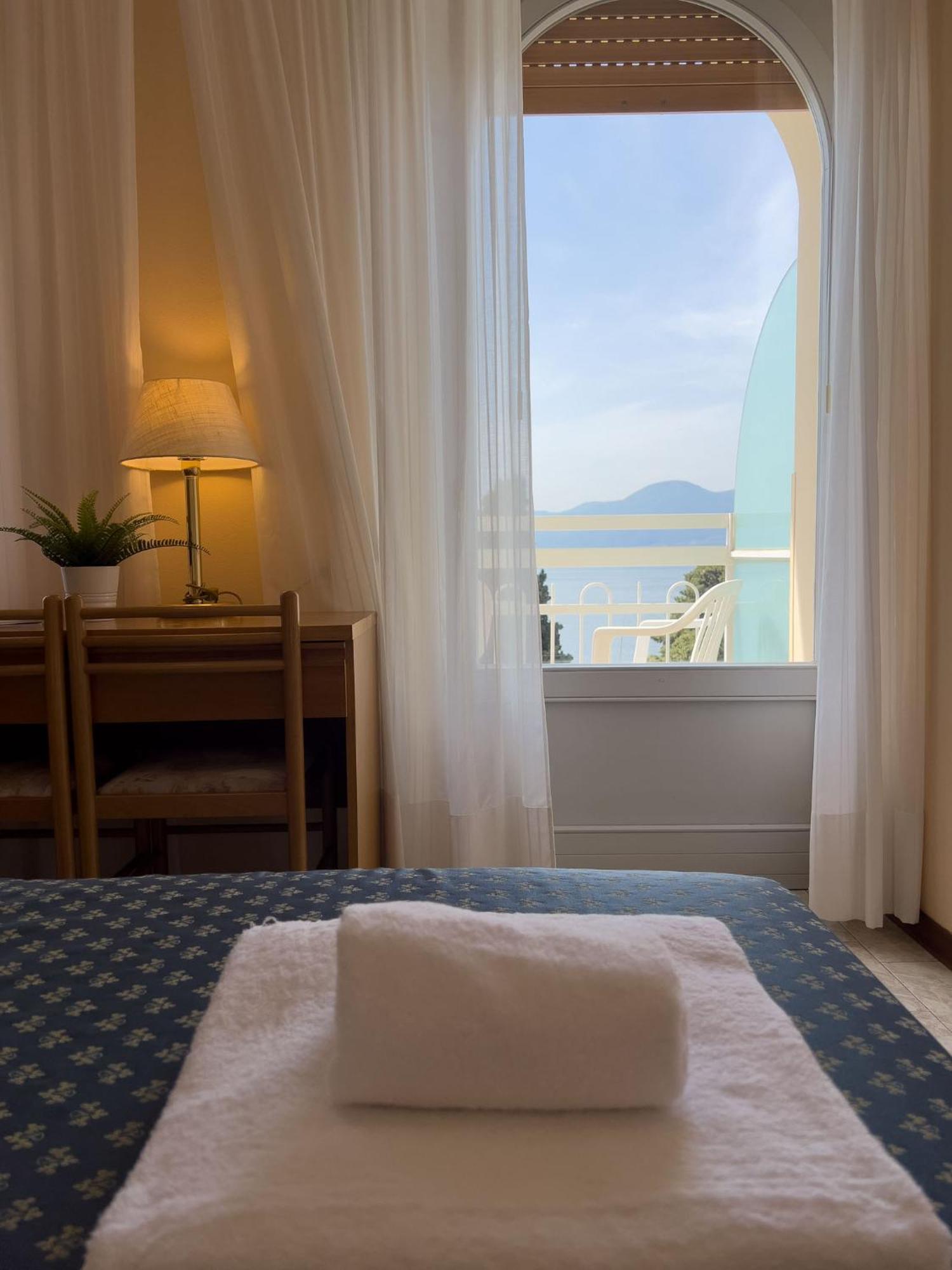 Hotel Benacus Torri Del Benaco Buitenkant foto
