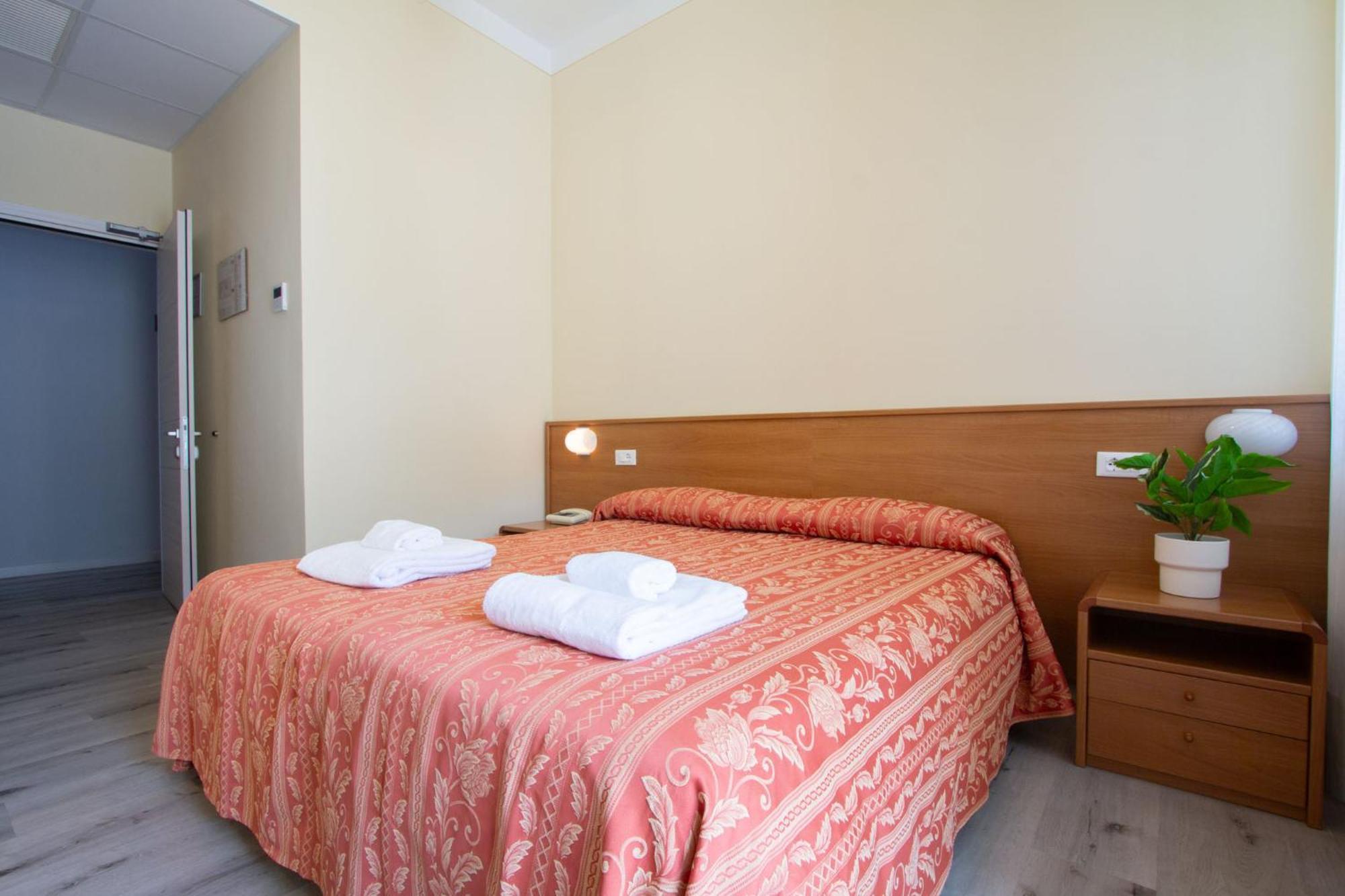 Hotel Benacus Torri Del Benaco Buitenkant foto