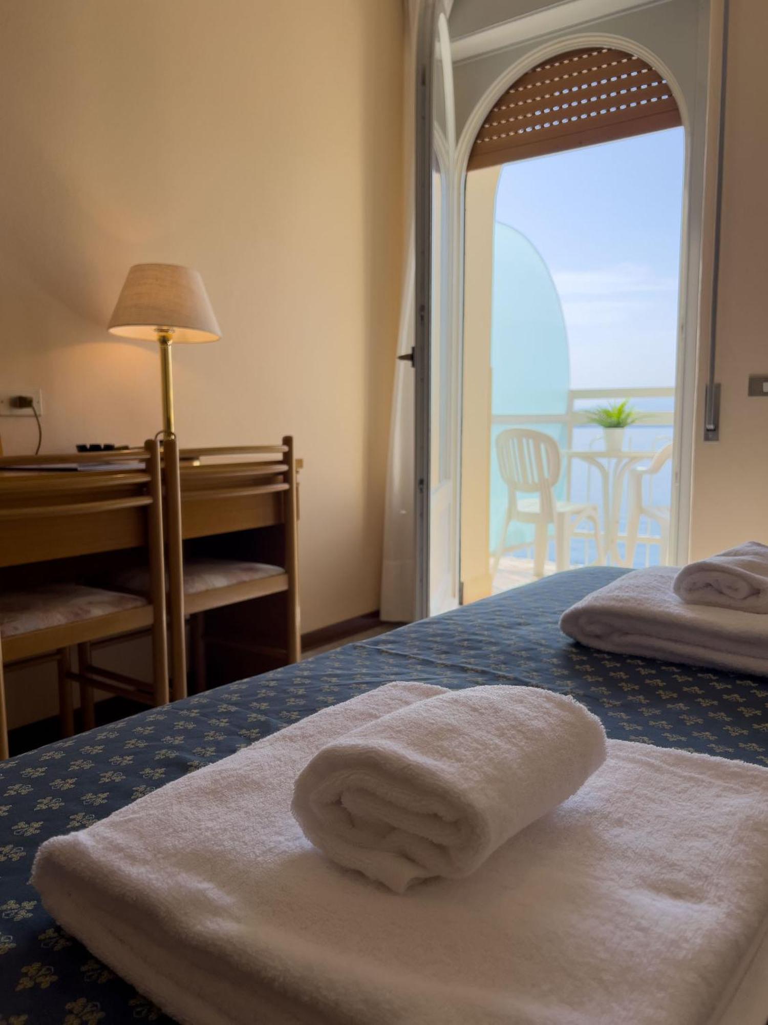 Hotel Benacus Torri Del Benaco Buitenkant foto