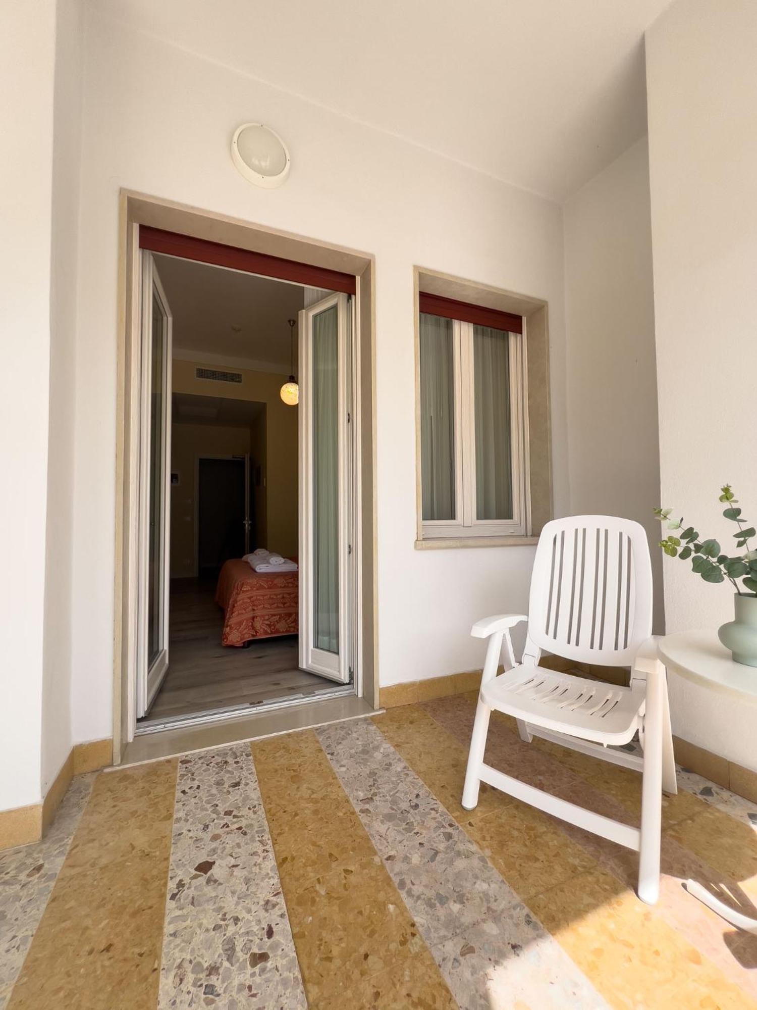Hotel Benacus Torri Del Benaco Buitenkant foto