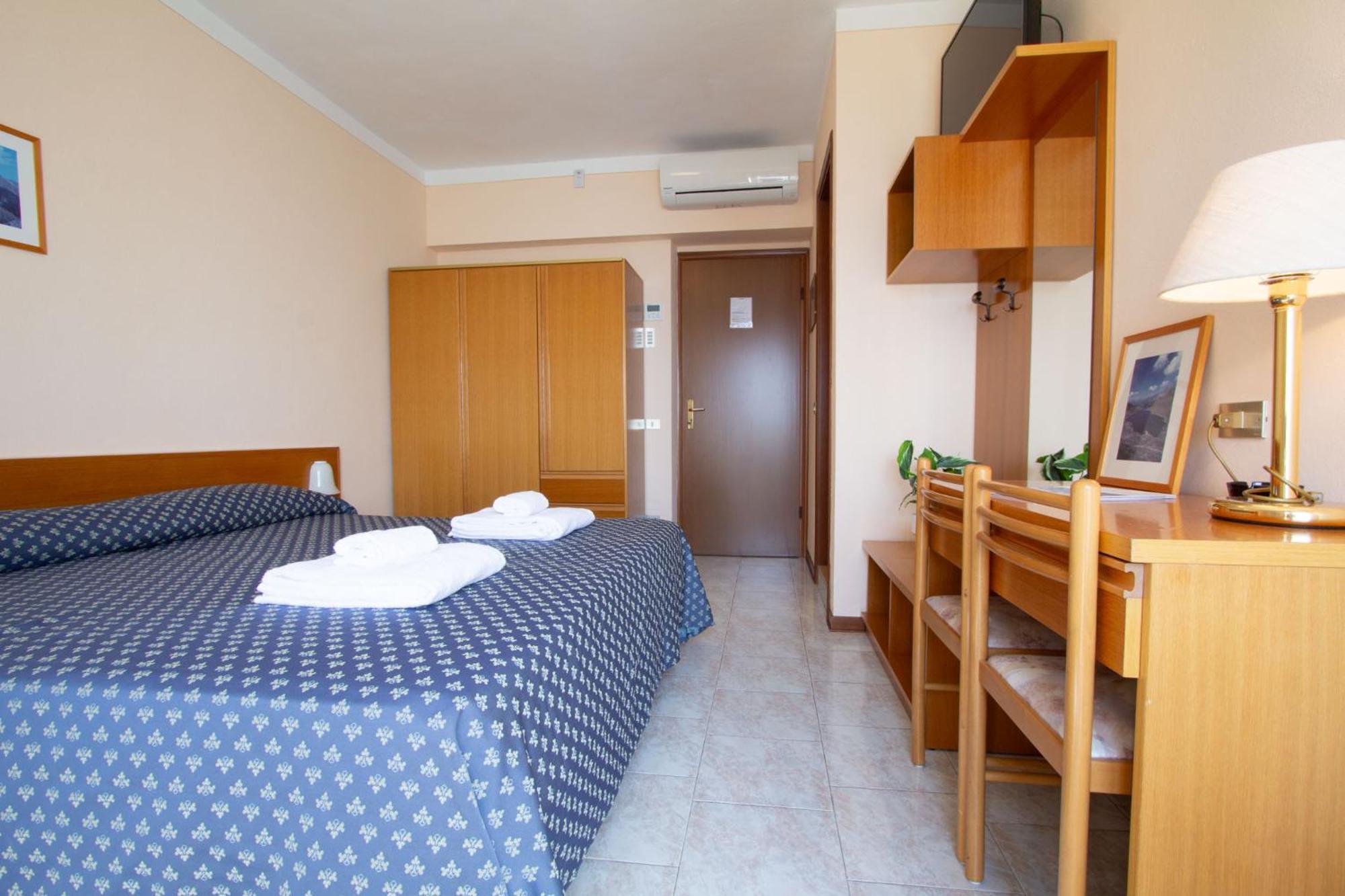 Hotel Benacus Torri Del Benaco Buitenkant foto
