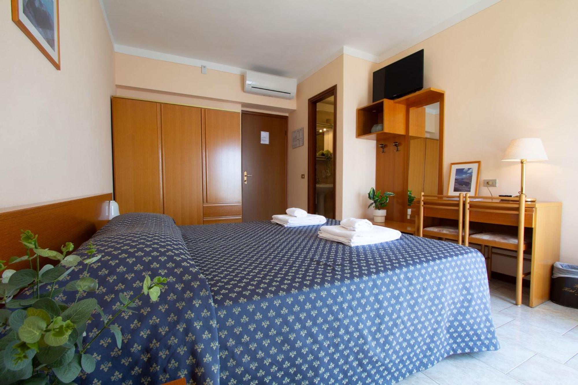 Hotel Benacus Torri Del Benaco Buitenkant foto