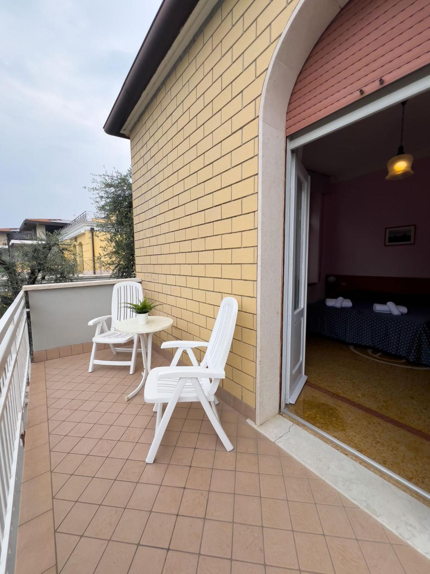 Hotel Benacus Torri Del Benaco Buitenkant foto