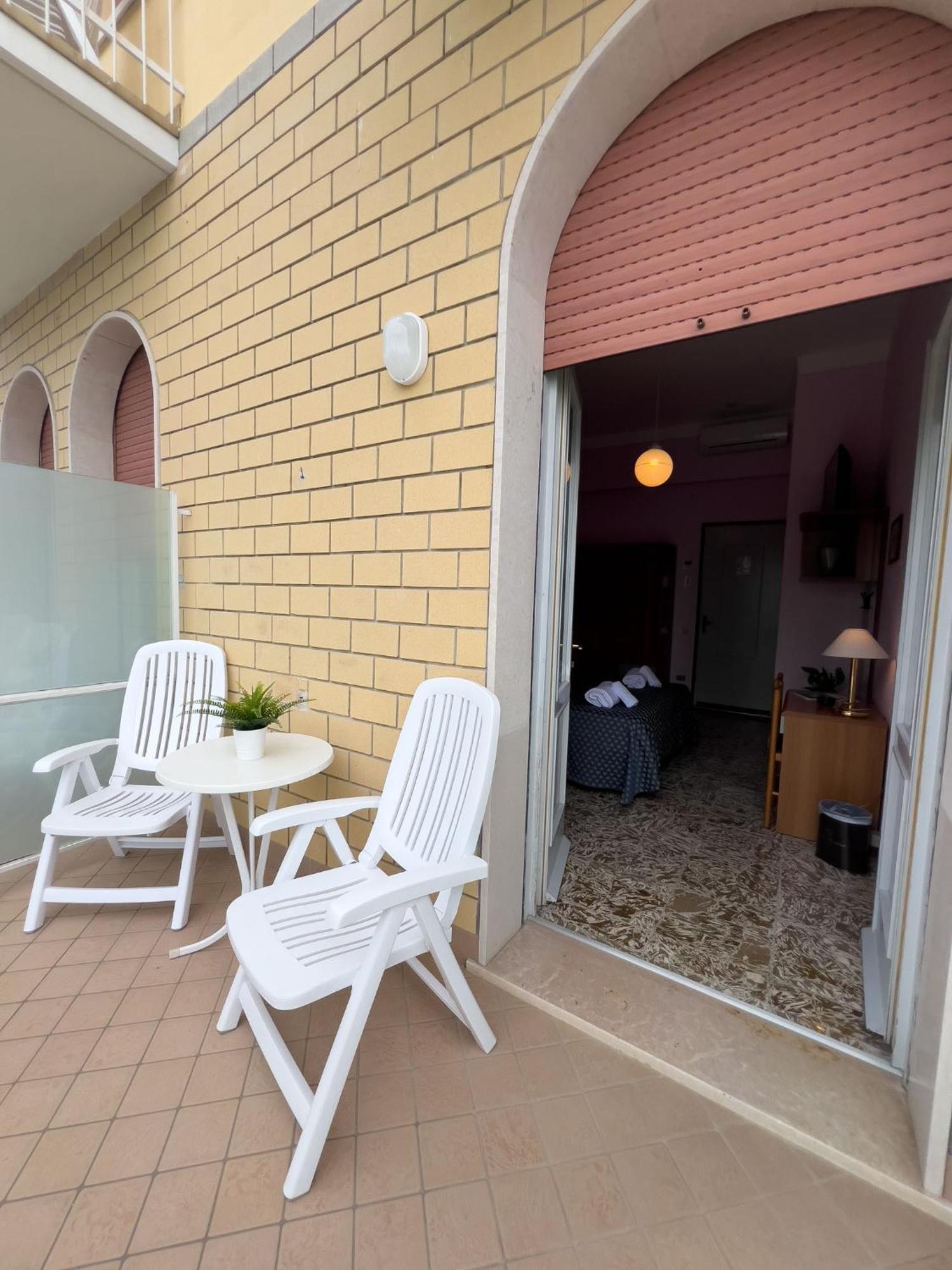 Hotel Benacus Torri Del Benaco Buitenkant foto
