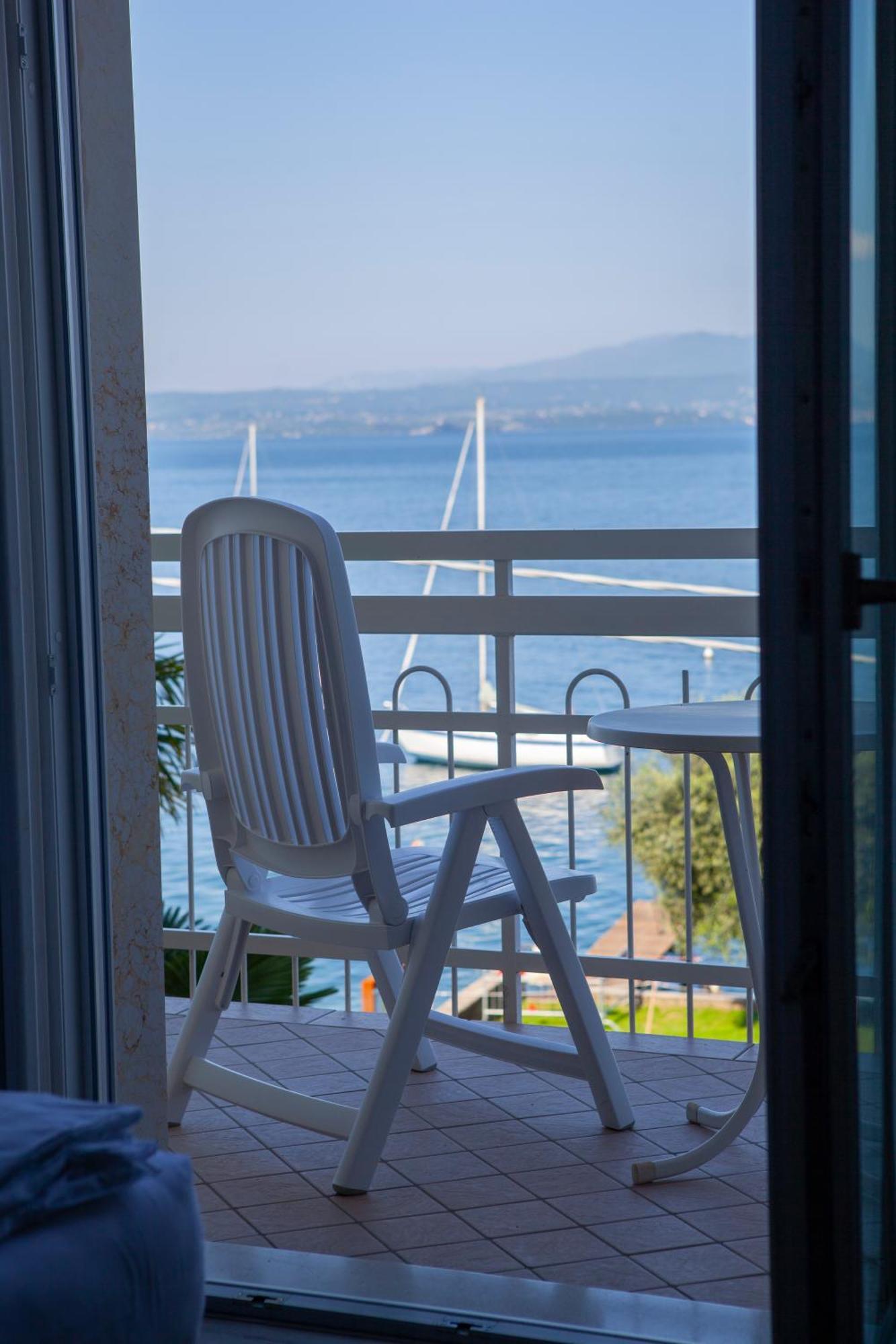Hotel Benacus Torri Del Benaco Buitenkant foto