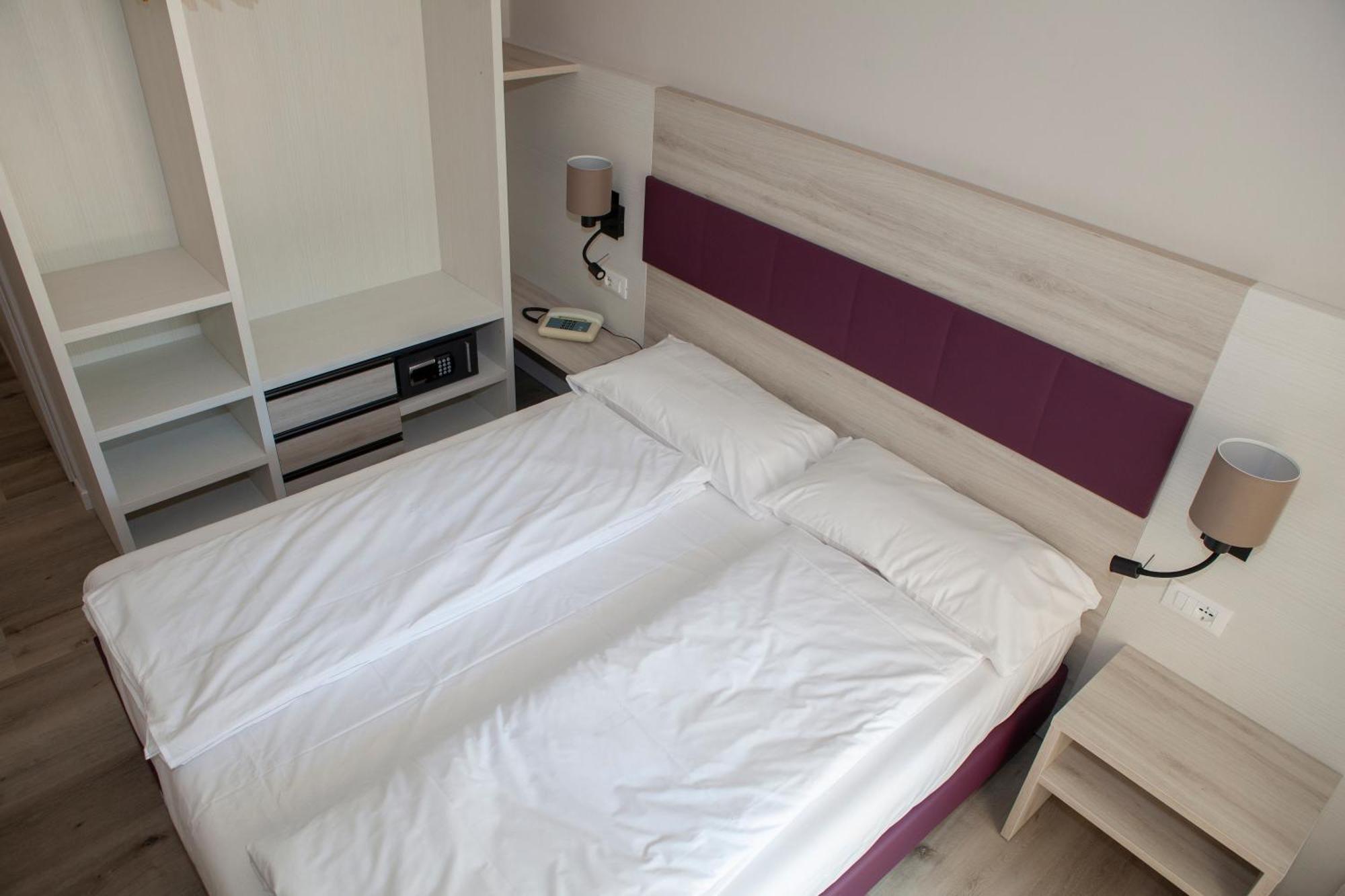 Hotel Benacus Torri Del Benaco Buitenkant foto